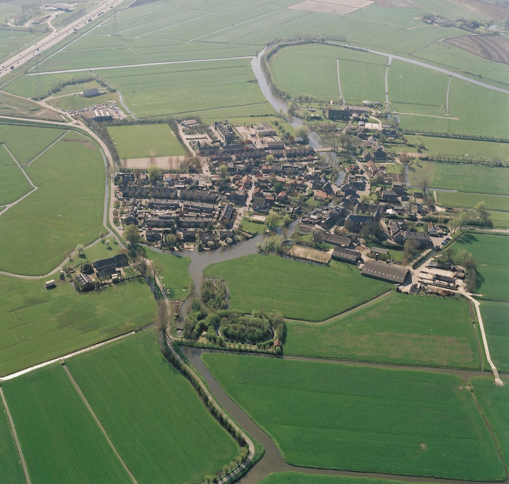 De Vecht vanaf Uitermeer stroomop gezien. Op de voorgrond de Boerenvecht met bebouwing op smalle oeverwal. In het midden de Spiegelplas; daarachter de Horstermeer. In de verte is de Herenvecht te herkennen aan de donkere parkbossen