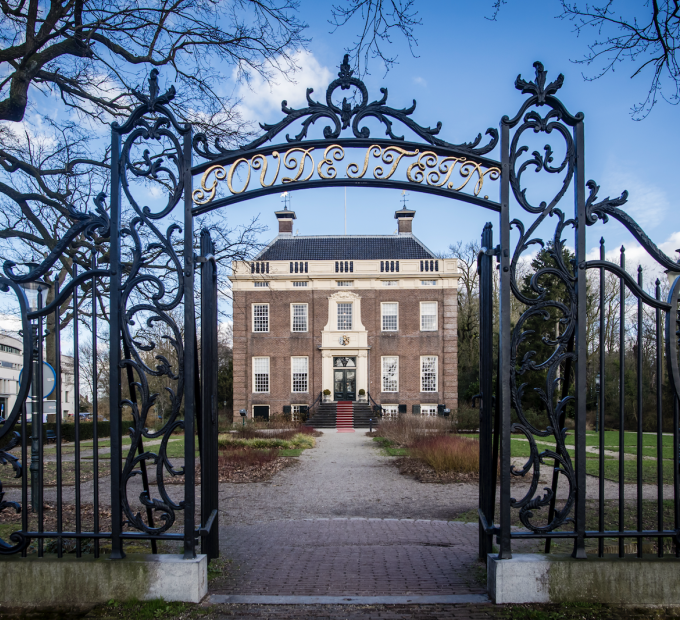 Goudestein met hek aan het jaagpad