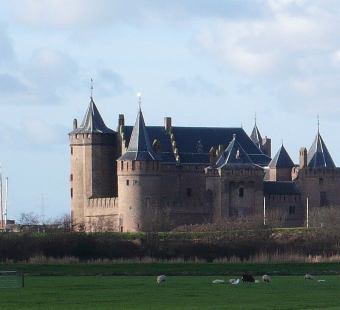 Muiderslot aan de monding van de Vecht