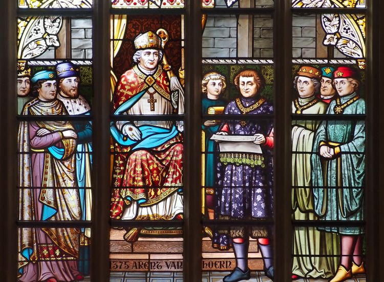 Bisschop Arnold van Horne vaardigt samen met de drie standen de Stichtse Landbrief uit. Middendeel van gebrandschilderd raam in de Main Hall van kasteel De Haar, omstreeks 1910 gemaakt door atelier F. Nicolas en Zn. naar ontwerp van Pierre Cuypers. Foto: Arjan den Boer. (Coll. Het Utrechts Archief)