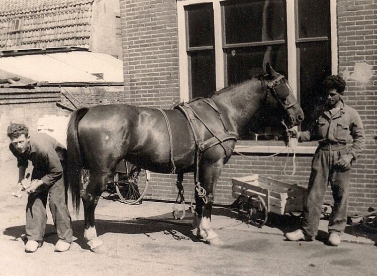 Smederij Niessen in Vreeland heeft honderd jaar bestaan. Foto Coll. Niessen.