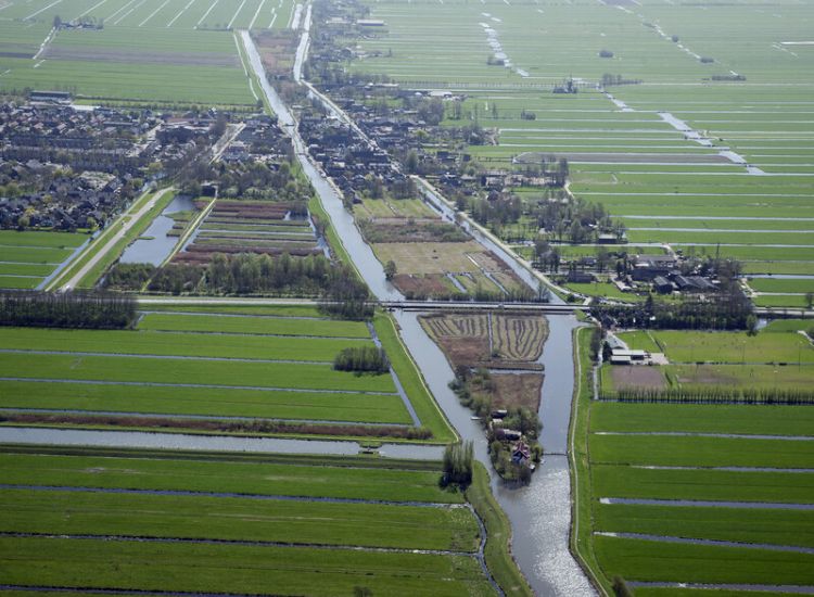 Luchtfoto van Kockengen met de Bijleveld en de Heycop, de twee middeleeuwse watergangen waarbinnen het dorp is ontwikkeld.
