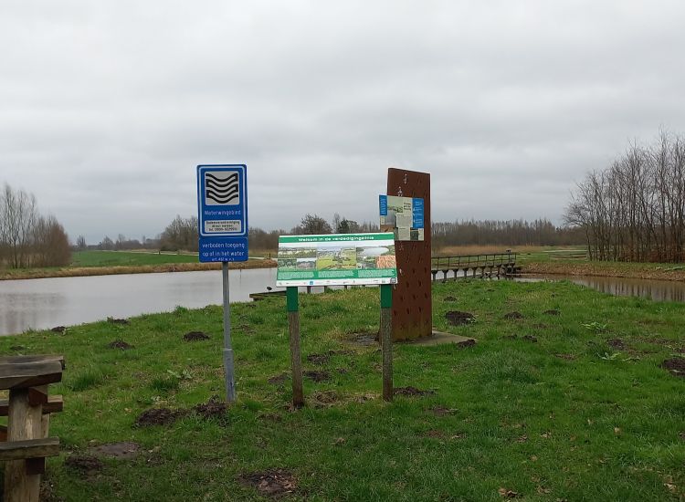 De Veenzuil in de Bethunepolder is een van de drie zuilen die aangeven hoeveel het land gezakt is en door welke oorzaak.