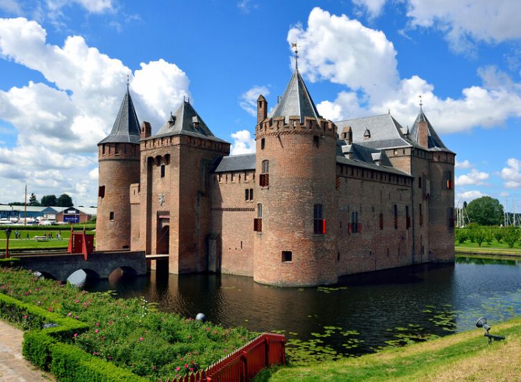 Het Muiderslot aan de monding van de Vecht