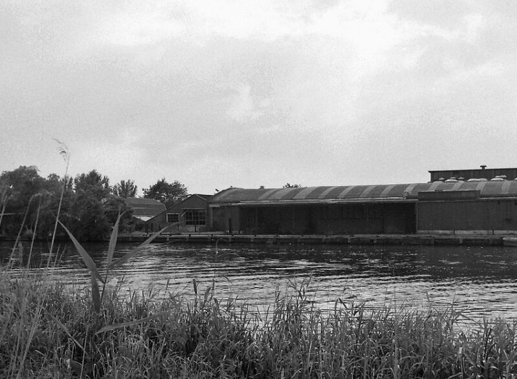 Verwerkingsindustrie Vreeland (VIV) heeft lange tijd aan de Vecht gezeten, tot de verhuizing in de eind jaren 1980, waarna hier een nieuwbouwwijk verrees. Coll. H. Duran