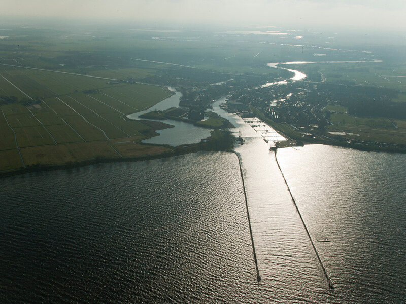 Luchtfoto van de monding van de Vecht bij Muiden in het IJmeer. 