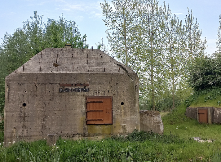 Groepsschuilplaats en kazemat aan de Kleizuwe in Vreeland