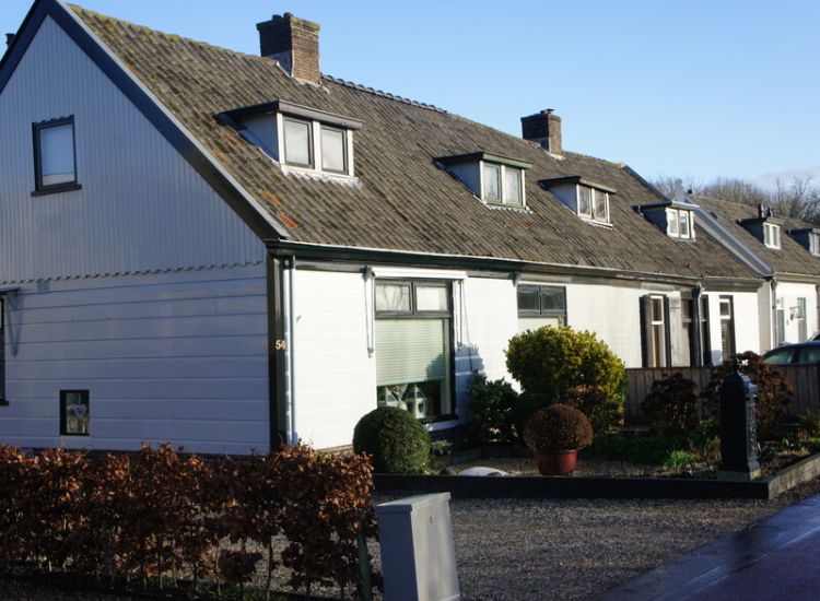  Houten huizen langs de Mijndensedijk liggen binnen de Middelbare Kring (600 m) van Verboden Kring van fort Nieuwersluis en zouden in geval van oorlog opgeruimd kunnen worden.