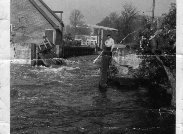In mei 1945 bliezen de Duitsers de Mijndense sluis op om de achterliggende weilanden te inunderen.