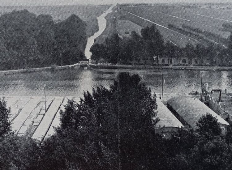 Luchtfoto van de firma Bronwasser aan de Vecht, die funderingspalen maakte. 