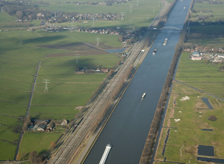 Langs het Amsterdam-Rijnkanaal loopt de spoorlijn, iets westelijker de A2