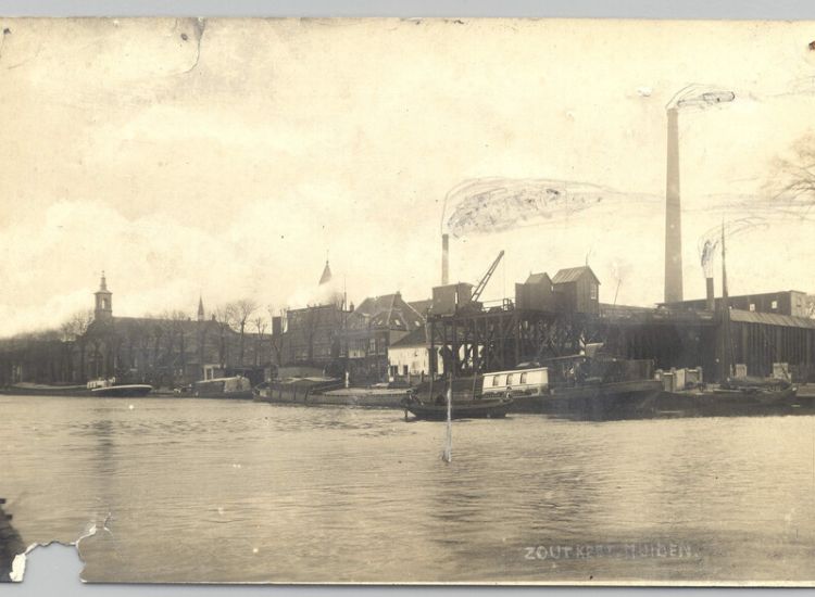 De zoutfabriek in Muiden bestond al in de 16de eeuw, foto uit begin 20ste eeuw. 