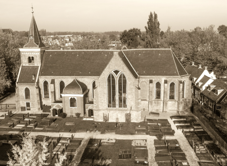 De dorpskerk in Maarssen met begraafplaats
