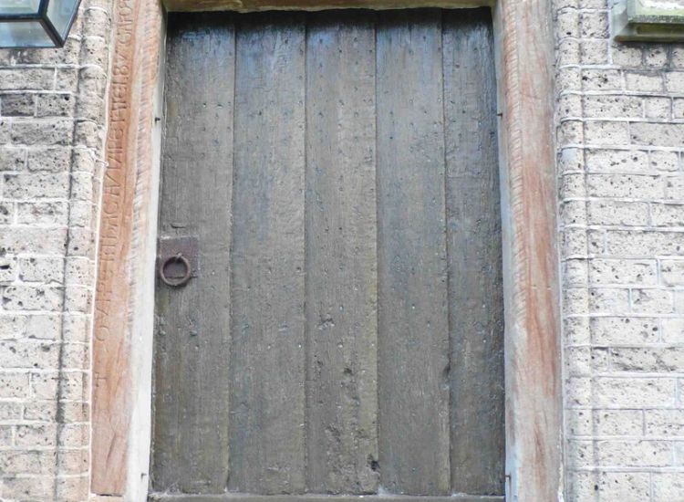De Willibrordkerk in Nederhorst den Berg met Latijnse inscriptie