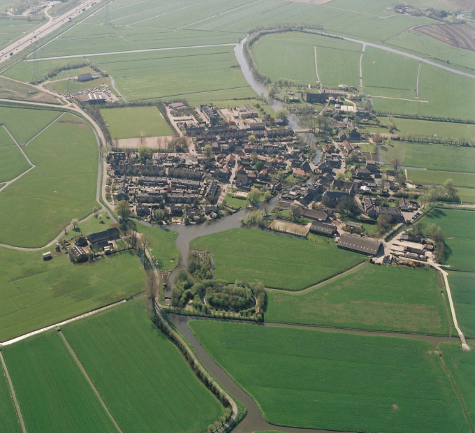 De Vecht vanaf Uitermeer stroomop gezien. Op de voorgrond de Boerenvecht met bebouwing op smalle oeverwal. In het midden de Spiegelplas; daarachter de Horstermeer. In de verte is de Herenvecht te herkennen aan de donkere parkbossen
