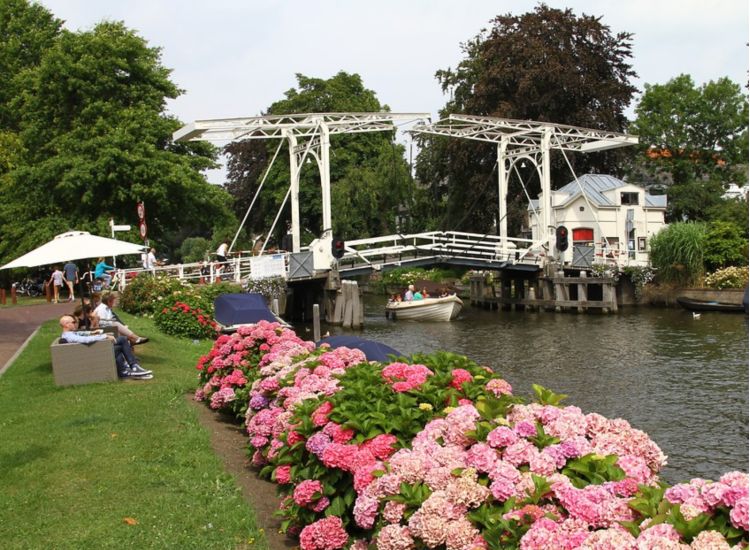 Terras aan het water in Vreeland