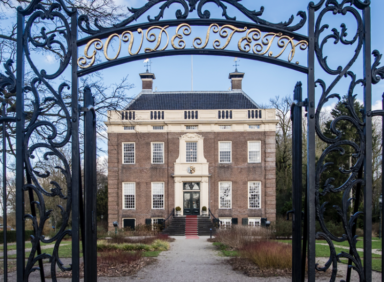 Goudestein met haar fraaie hek aan de Vechtzijde