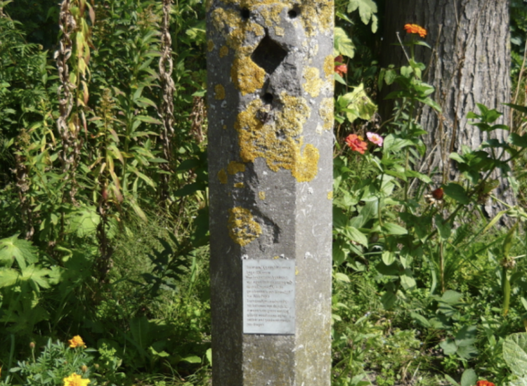 Jodenpaaltje" uit ca. 1800 langs de Vecht bij Zandweg 29 in Maarssen, een grensmarkering vormend in relatie met de sabbat