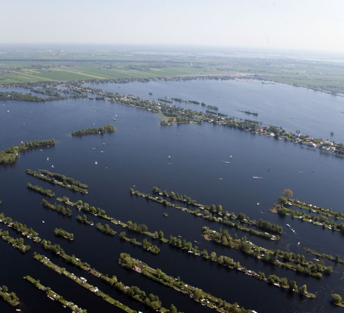 Plassen met legakkers en huisjes