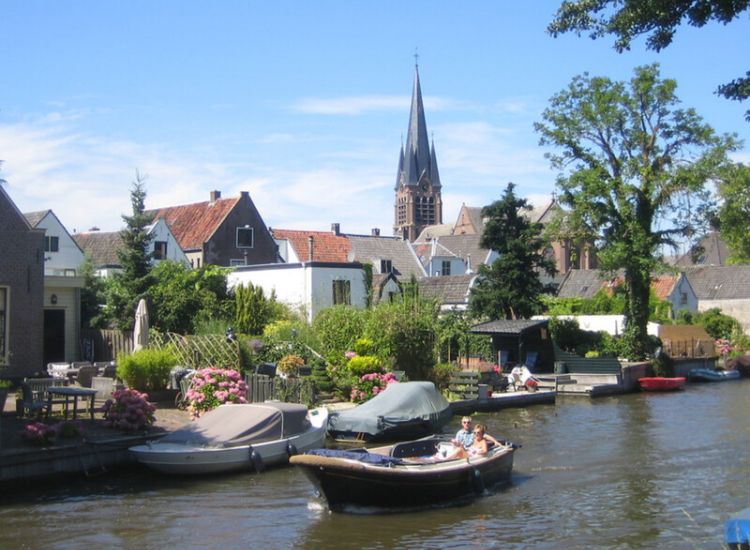 Varen met een sloep langs monumenten en groen in Breukelen. Foto Stichtse Vecht.