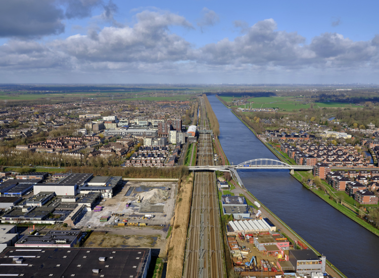 Amsterdam-Rijnkanaal met industrie. foto Siebe Swart