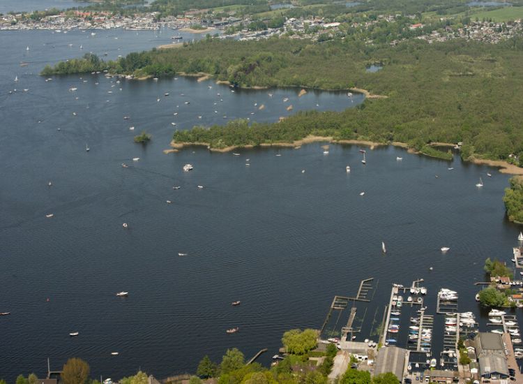 De Loosdrechtse plassen zijn het grootste waterrecreatiegebied van Nederland.