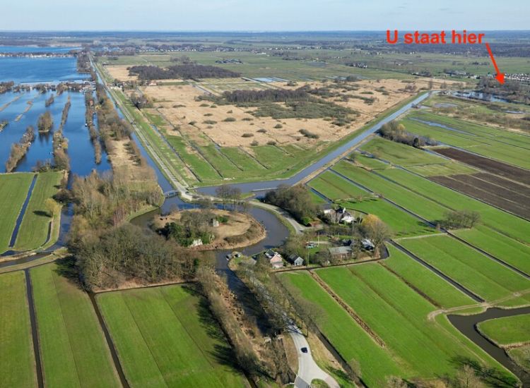 Luchtfoto van de Bethunepolder met het Waterleidingkanaal. Via het waterleidingkanaal wordt het water dat in de Bethunepolder wordt opgepompt naar de Loenderveense plas geleid, van daaruit naar het gemaal in Weesperkarspel. Foto is onderdeel van de Vroeger en Nu-route door de Bethunepolder.