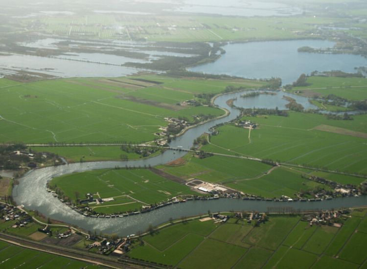 Luchtfoto van de Vecht ter hoogte van fort Uitermeer.