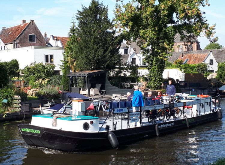 De fietsboot is een mooie manier om de Vecht vanaf het water en vanaf het land te beleven.