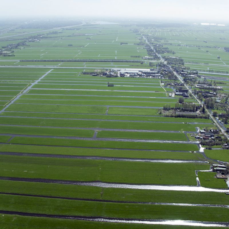 Luchtfoto waarop duidelijk de middeleeuwse ontginningssloten en achterkade te zien zijn.