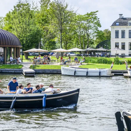 Terras van Flora Batava in Nieuwersluis. Foto via Visit GooiVecht.