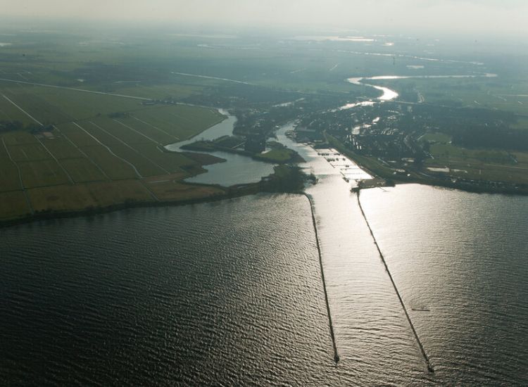 Luchtfoto van de monding van de Vecht bij Muiden in het IJmeer. 
