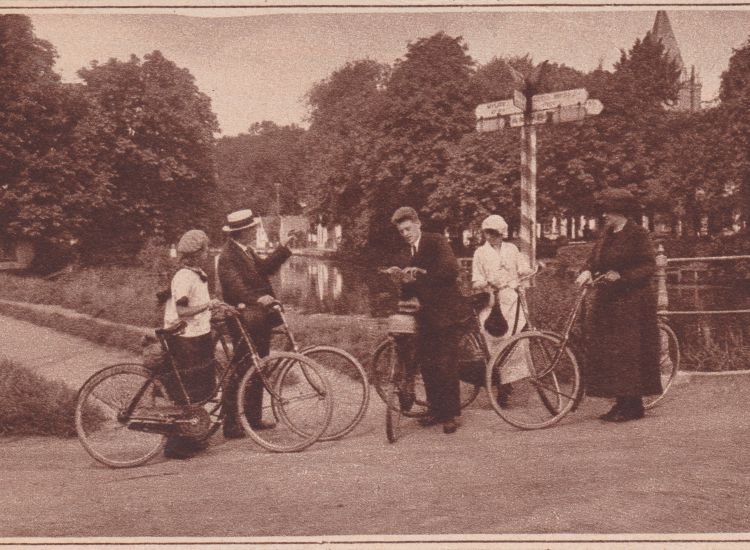 Fietsers bij de van Leerbrug in Vreeland in 1924. Coll. T. Hansma