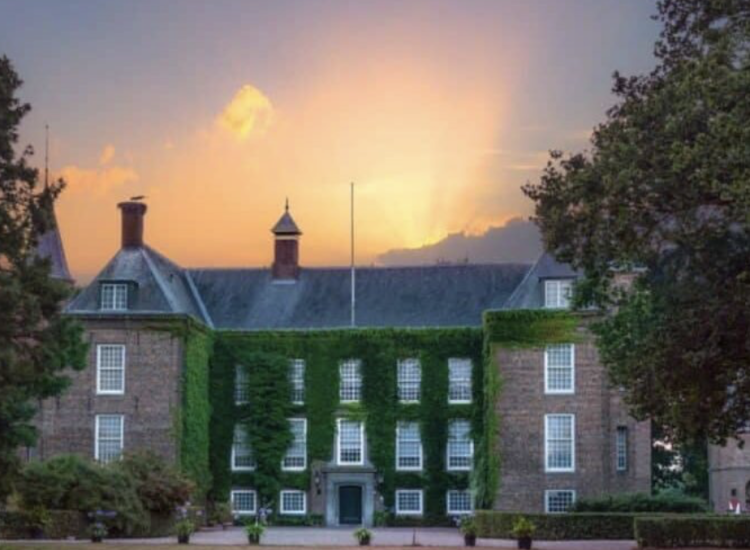 Slot Zuylen, in 1752 van defensief kasteel verbouwd tot gerieflijke buitenplaats