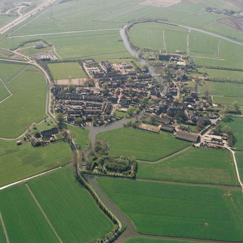 De Vecht vanaf Uitermeer stroomop gezien. Op de voorgrond de Boerenvecht met bebouwing op smalle oeverwal. In het midden de Spiegelplas; daarachter de Horstermeer. In de verte is de Herenvecht te herkennen aan de donkere parkbossen