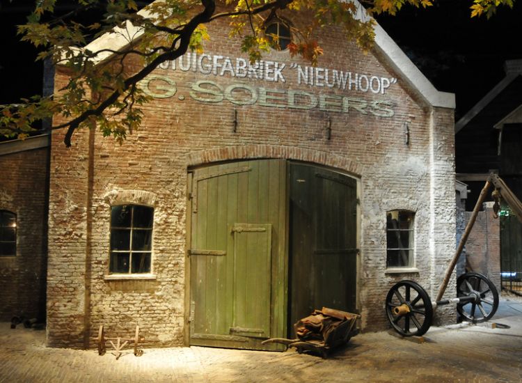 De in het Spoorwegmuseum nagebouwde fabriek van Soeders