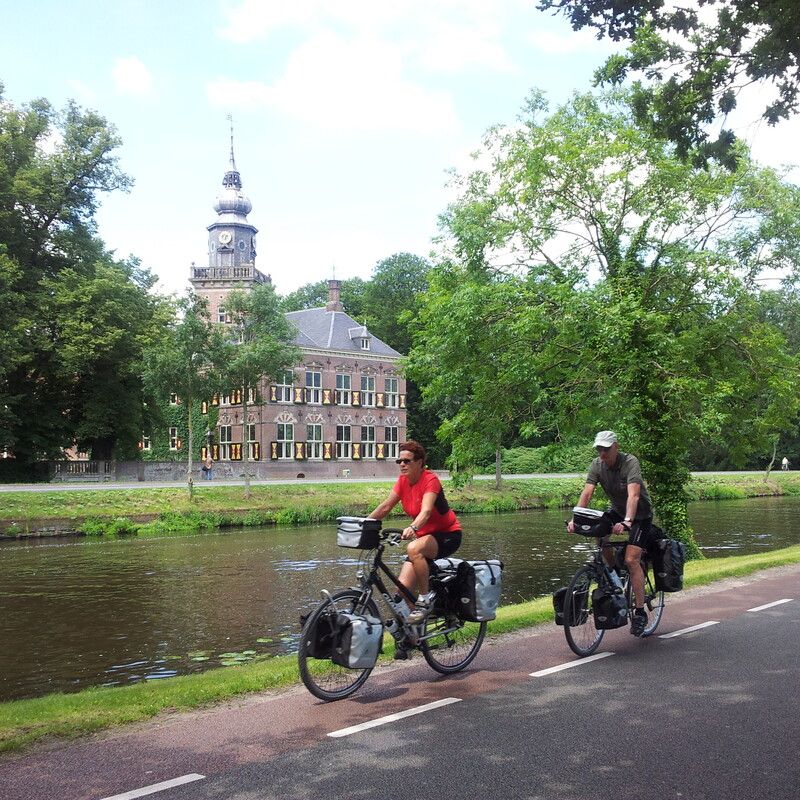 Fietsers op het Zandpad voor kasteel Nijenrode