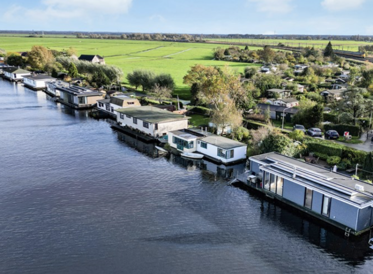 Woonboten langs de vecht bij Weesp