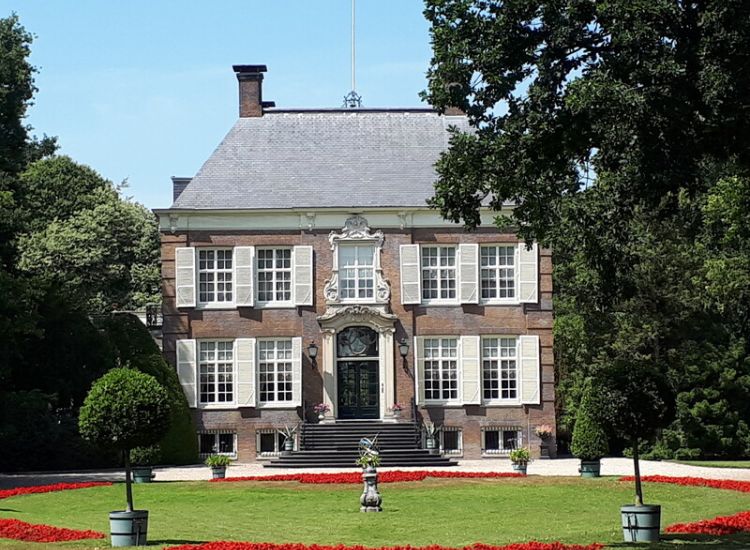 Voortuin van VreedenHoff met eenjarige begonia's