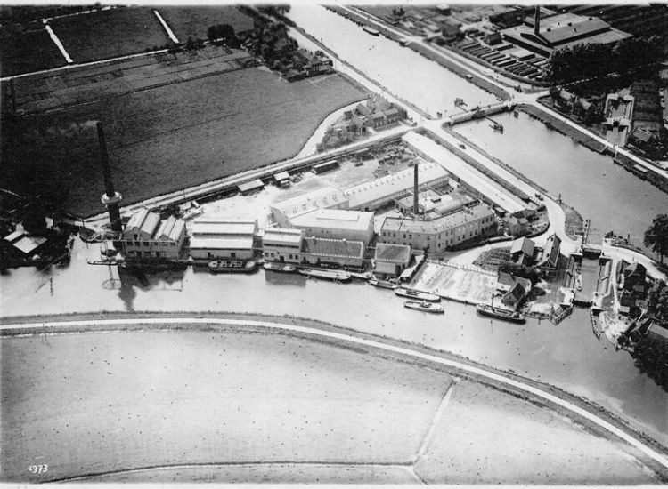 Bij Maarssen is de afstand tussen de Vecht en het kanaal op zijn smalst. Op de plek van de fabriek ligt nu de wijk Opbuuren.