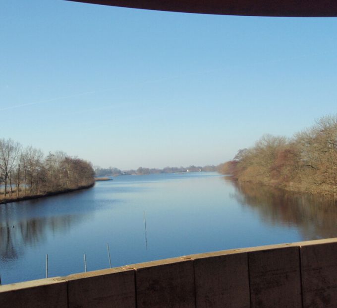 Uitzicht vanaf de vogelkijkhut aan de Alambertskade op de Loenderveense plas
