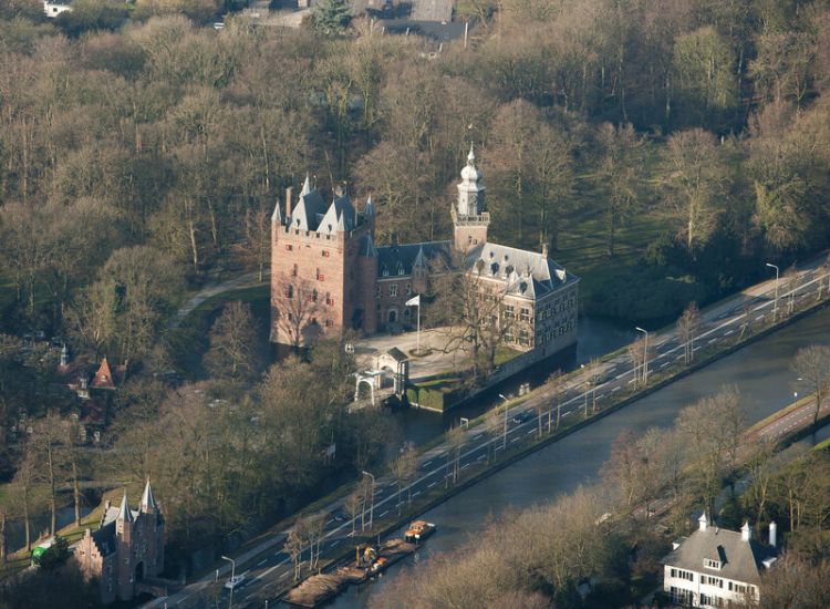 Nijenrode werd eind 13e eeuw strategisch aan de Vecht gebouwd.