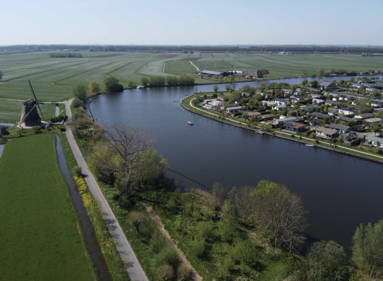 De Boerenvecht met links de Hoekermolen en rechts chaletpark de vechtoever. Foto Gerhard Hof