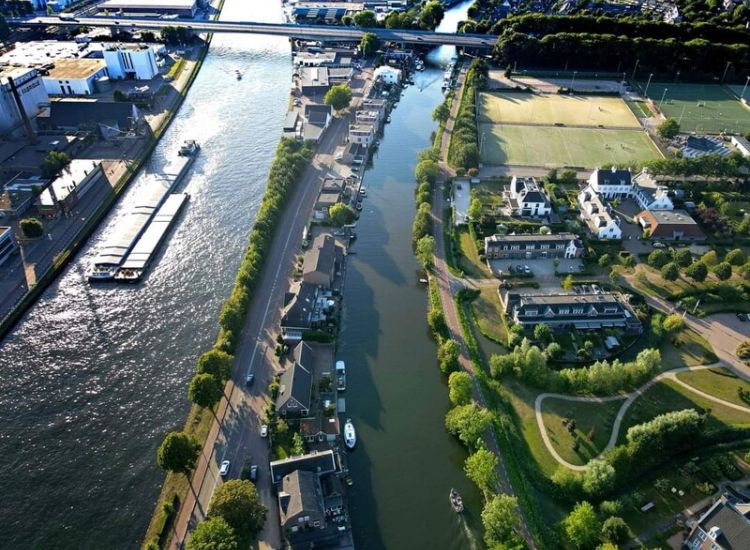 De vecht bij Opbuuren, waar de afstand met het Amsterdam-Rijnkanaal het kleinst is. Foto Gerhard Hof.