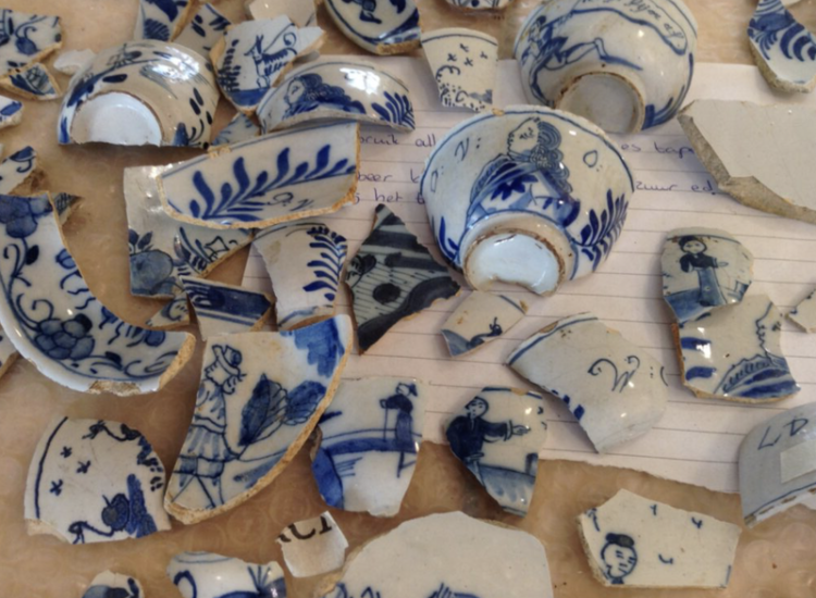 Porseleinschervan gevonden bij De Croezen. Foto Judith Schuijf